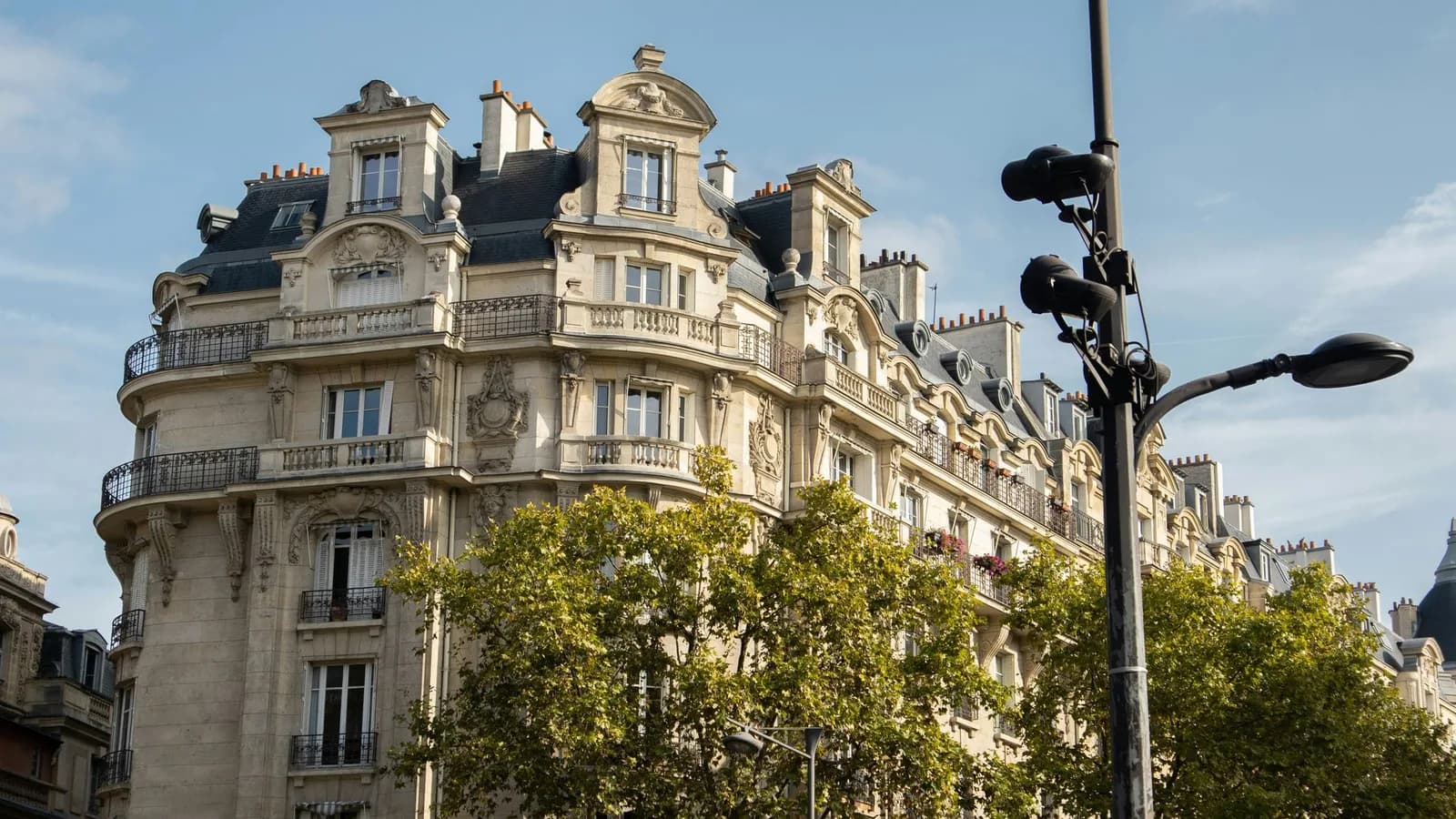 Crédit immobilier : emprunter 200 000 euros sur 20 ans coûte 70 122 euros de plus qu'en 2021