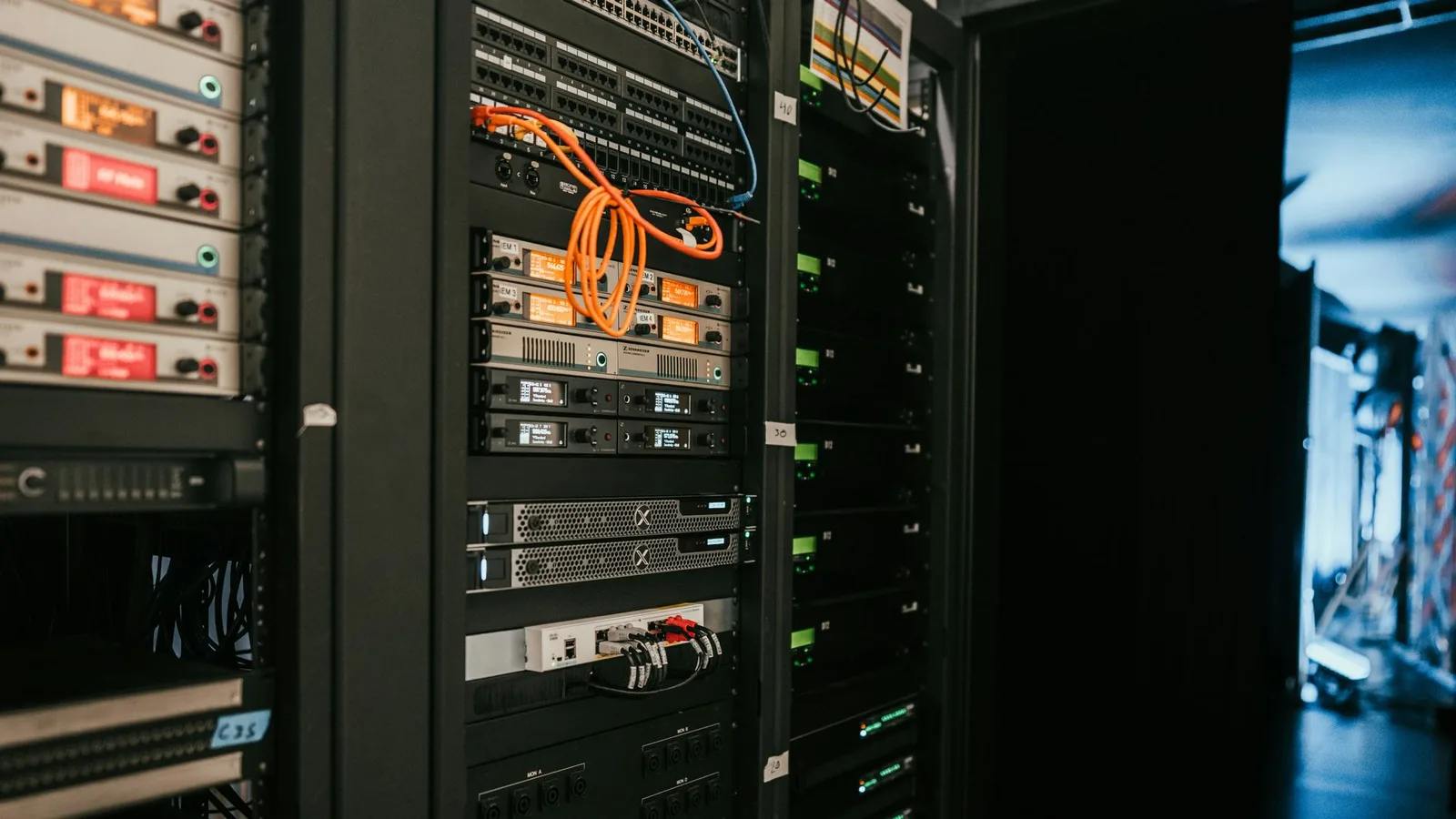 Les grands mineurs de Bitcoin cotés pivotent vers l'IA : le hashrate mondial a chuté de 27% en six mois