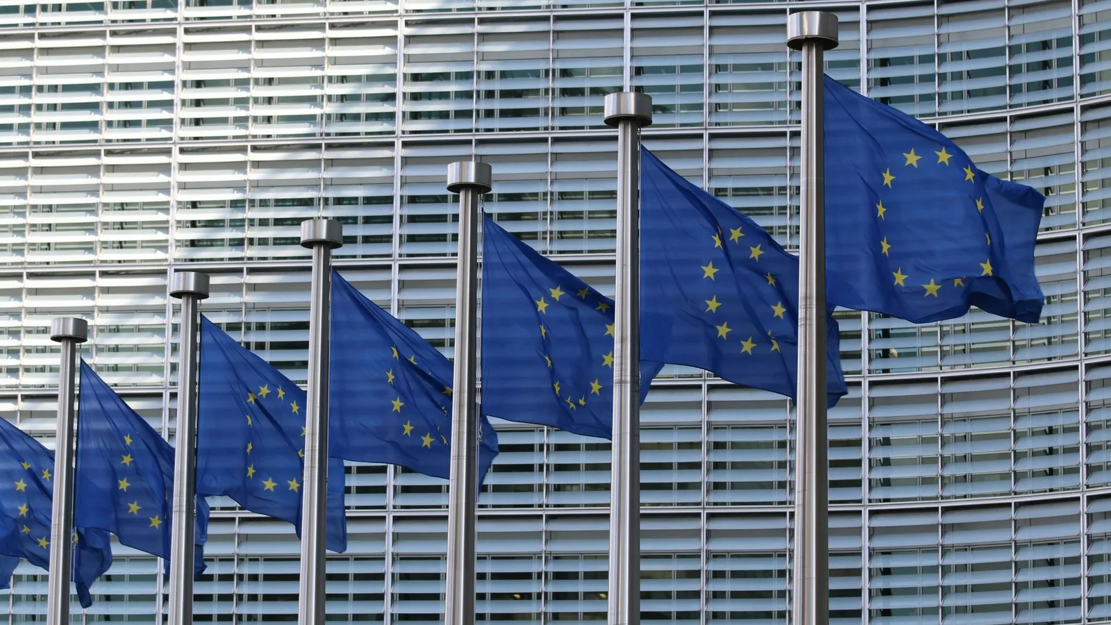 Taxe sur les superprofits des energeticiens : l'UE examine une mesure coordonnee face a des prix du carburant en hausse de 24 a 38% sur un an