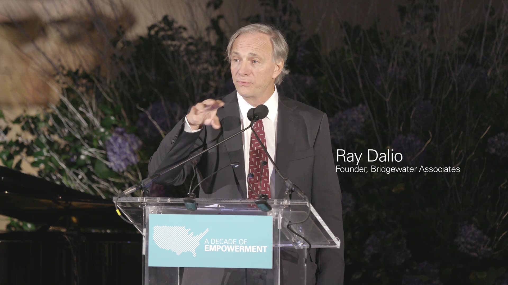 Ray Dalio avertit d'une crise de la dette américaine d'ici trois ans et recommande l'or et le Bitcoin face aux obligations