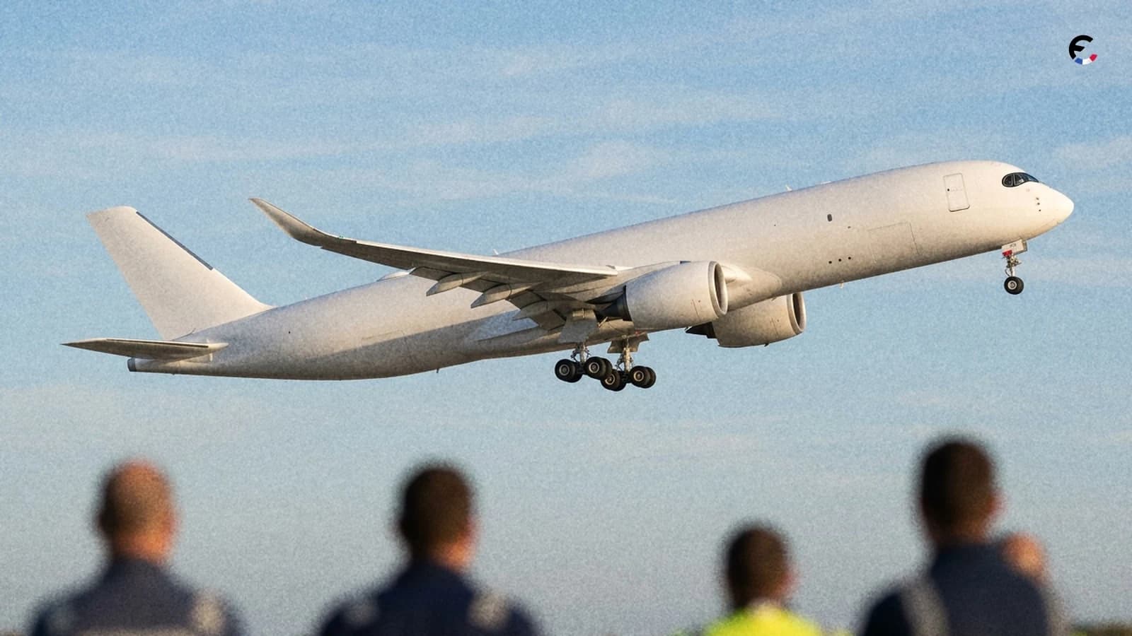 Airbus fait voler son A350 cargo face à Boeing, et la Bourse attend encore les livraisons