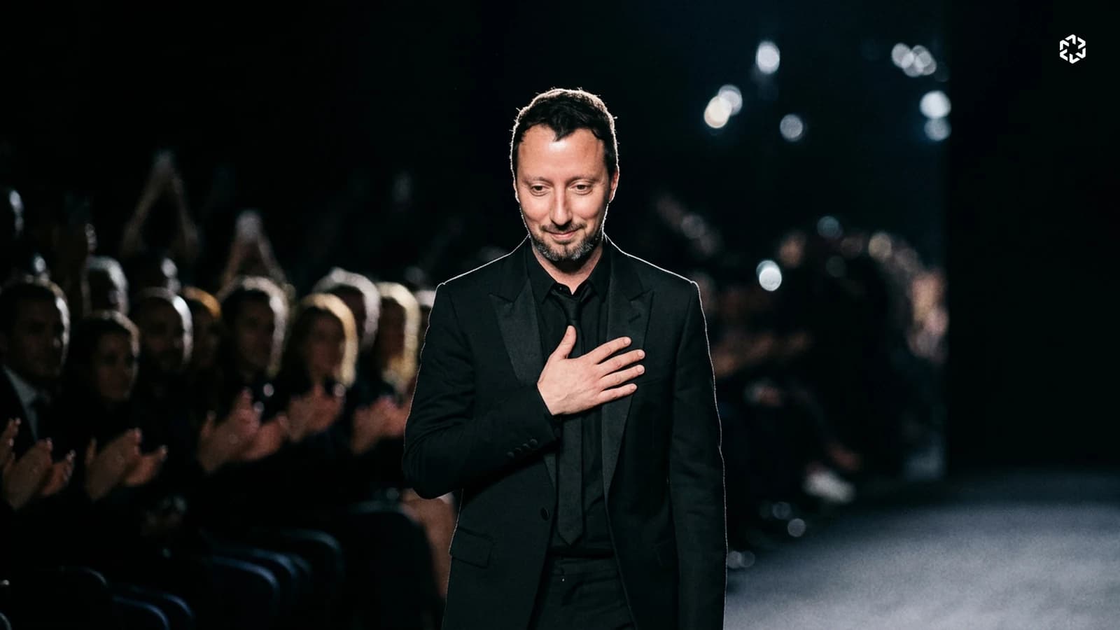 Kering perd le directeur artistique de Saint Laurent après dix ans, et le titre gagne 2,35%